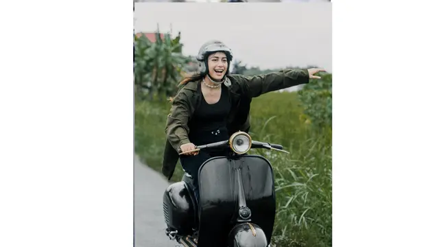10 Potret Sintya Marisca Kendarai Vespa, Gayanya Curi Perhatian - Hot berita69.org