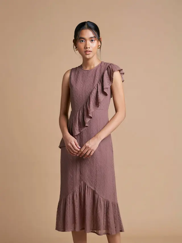 10 Rekomendasi Midi Dress Brokat Simpel dan Elegan 2025, Tampil Memukau di Setiap Kesempatan - Hot berita69.org