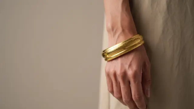15 Model Gelang Emas Besar untuk Ibu-Ibu 50 Tahun, Bikin Penampilan Jadi Stylish di 2025 - Hot berita69.org