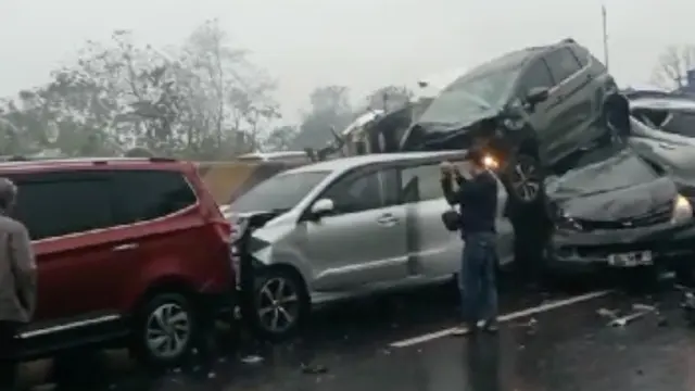 16 Kendaraan Terlibat Tabrakan Beruntun di KM 92 Tol Cipularang - News berita69.org
