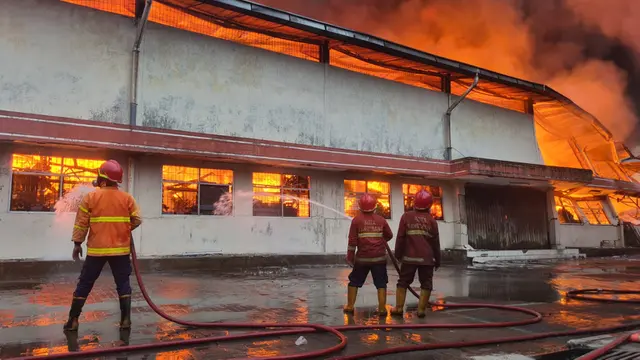 3 Gudang Bahan Kimia dan Plastik di Tangerang Ludes Terbakar - News berita69.org