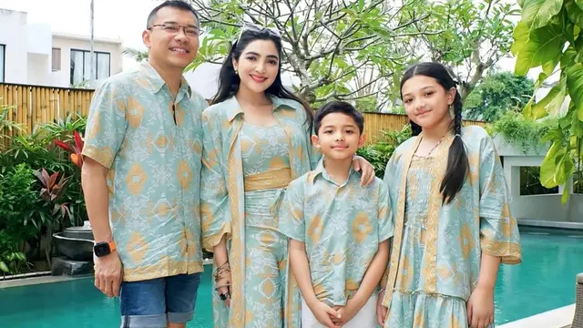 5 Model Baju Sarimbit Keluarga Ashanty dan Anang Selama Liburan di Bali, Stylish - Hot berita69.org
