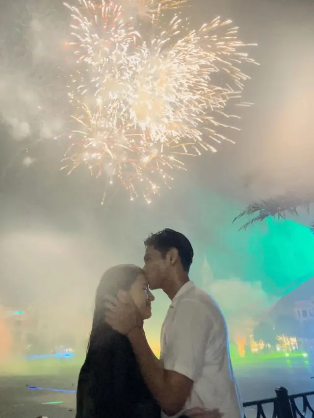 5 Potret Cassandra Lee dan Ryuken Lie Bulan Madu di Tengah Kembang Api, Romantis! - Hot berita69.org