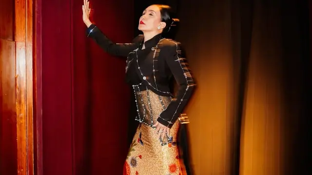 6 Gaya Fashion Rieke Diah Pitaloka di Premiere AGEN +62, Sentuhan Etnik Memukau - Hot berita69.org
