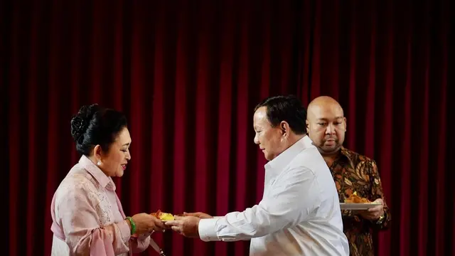 6 Potret Titiek Soeharto di Ulang Tahun Prabowo, Dapat Potongan Tumpeng Khusus - Hot berita69.org