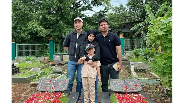 7 Momen Gala Sky Ziarah ke Makam Orang Tua di Hari Ulang Tahun Vanessa Angel - Hot berita69.org