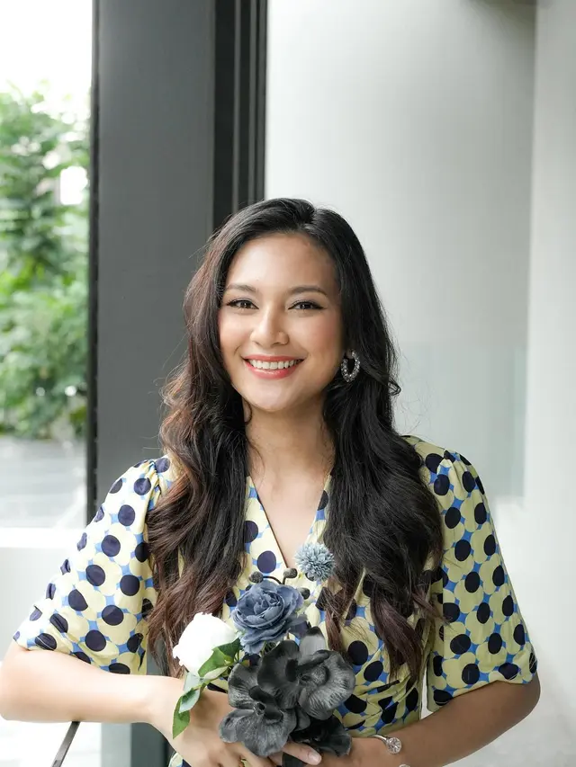7 Momen Manis Indah Permatasari Saat Dipeluk Anaknya, Bikin Hati Meleleh - Hot berita69.org