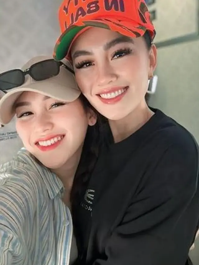 7 Potret Ayu Ting Ting dan Agnez Mo Berpelukan, Bak Sahabat Dekat - Hot berita69.org