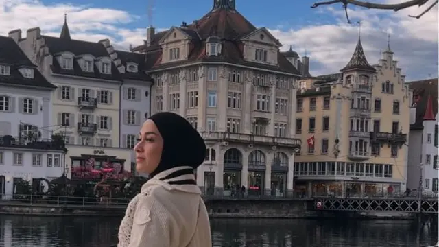 7 Potret Liburan Nina Zatulini Menjelajahi Swiss, Pemandangan Gunung dan Salju Bikin Takjub - Hot berita69.org