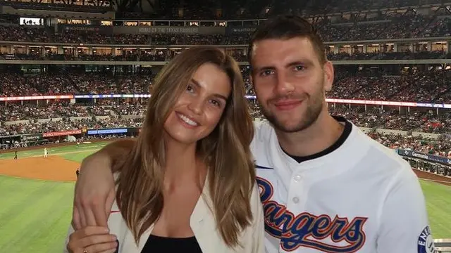 8 Pesona Luna Bijl Kekasih Maarten Paes, Model Top Dunia yang Selalu Memukau di Fashion Show - Hot berita69.org