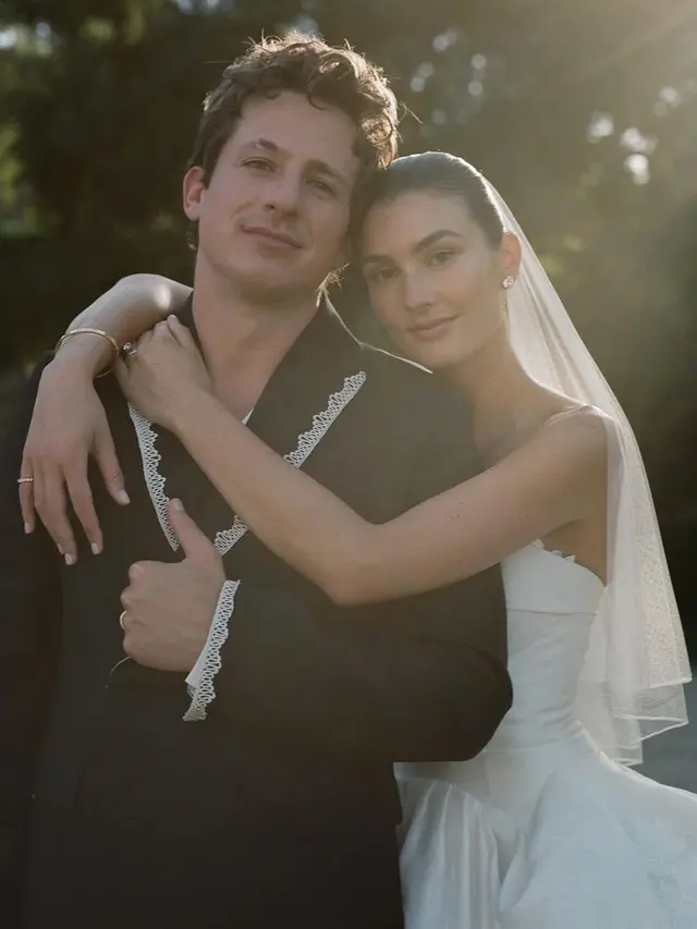 8 Potret Charlie Puth Resmi Menikah di Rumah, Intip Gaun Brooke Sansone Usai Jajal 30 Dress - Hot berita69.org