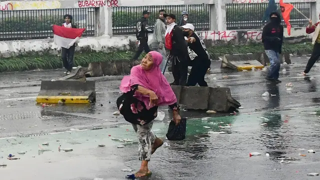 Aksi Berani Emak-Emak Kerudung Pink di Tengah Ricuh Demo Depan DPR Mencuri Perhatian - News berita69.org
