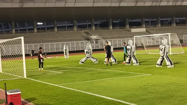Alex Pastoor Sambangi Latihan Timnas Indonesia Jelang Hadapi Filipina di Piala AFF U-23 2025, Beri Masukan Strategi? - Bola berita69.org
