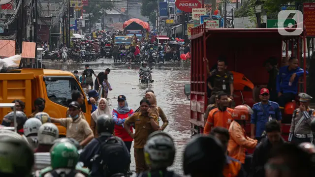 Banjir di Kelurahan Bidara Cina Surut, Warga Mulai Tinggalkan Pengungsian - News berita69.org