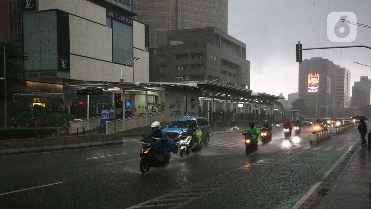 BMKG Bantah Hoaks Siklon 97S akan Kepung Pulau Jawa