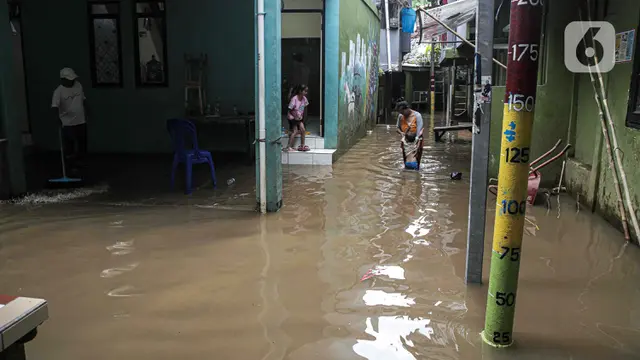 Ciliwung Meluap, 10 RT di Kampung Melayu Terendam Banjir hingga 2,5 Meter - News berita69.org