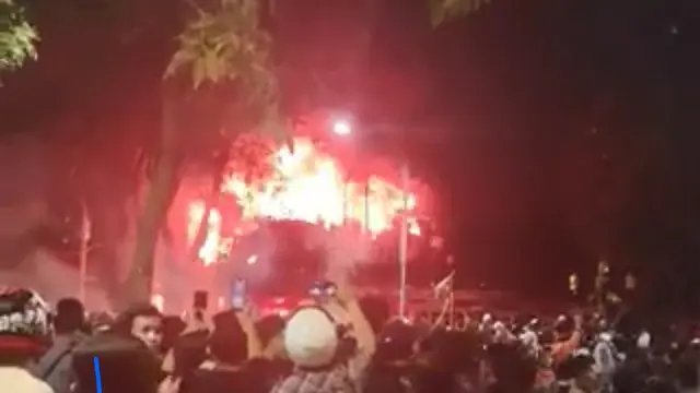 Gedung Grahadi Surabaya Dibakar Massa - News berita69.org