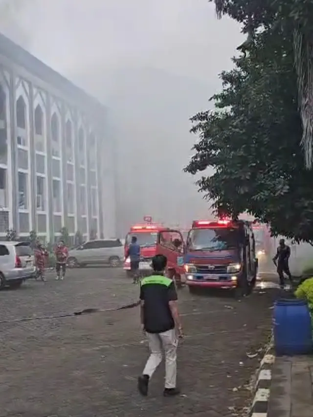 Gedung Rektorat UIN Jakarta Kebakaran, Petugas Damkar Masih Lakukan Pendinginan - News berita69.org