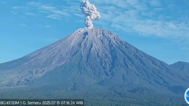 Gunung Semeru Erupsi Lima Kali Rabu Pagi 23 Juli 2025 dengan Tinggi Letusan 1.000 Meter, Status Waspada - News berita69.org