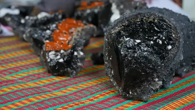 Heboh Petani Thailand Temukan Batu Hitam Mengkilap Misterius, Diduga Meteor - Hot berita69.org