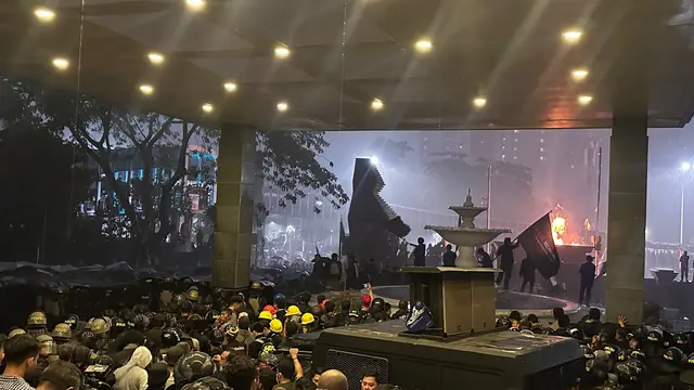 Hujan Deras Tak Redam Amarah Pendemo di Polda Metro Jaya, Tetap Tuntut Keadilan untuk Affan Kurniawan - News berita69.org