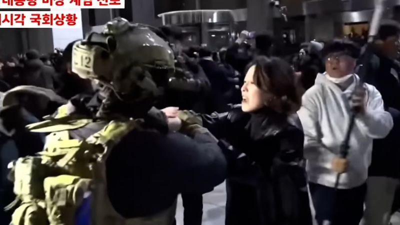 Anggota parlemen berselisih dengan tentara di luar parlemen Korea Selatan | berita