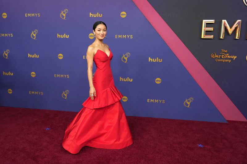 Anna Sawai dan pemeran âShÅgunâ memimpin Emmy â dan karpet merahnya | berita