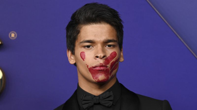 Apa Arti Cat Wajah Merah Bintang âReservation Dogsâ DâPharaoh Woon-A-Taiâ di Emmy | berita