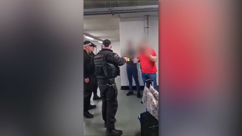 Bandara Manchester: Video polisi memukuli pria memicu protes saat pasukan melapor ke pengawas | berita