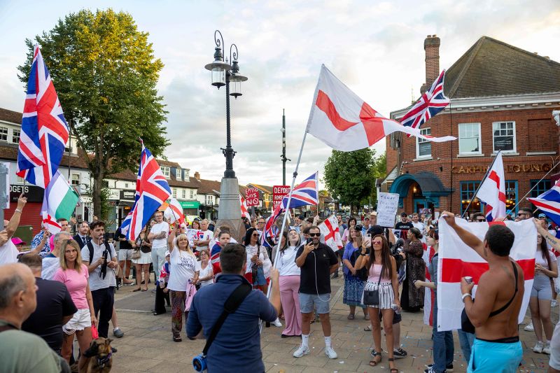 Bendera St. George bermunculan di sekitar Inggris. Apakah ini simbol patriotisme yang bangga atau nasionalisme yang dipersenjatai? | berita
