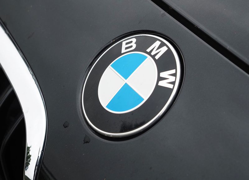BMW memberi tahu hampir 200.000 pemilik kendaraan untuk parkir di luar karena mobil mereka dapat melakukan pendek dan terbakar | berita