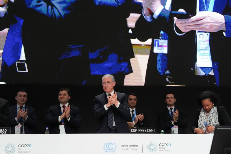 COP29: Dunia menyetujui kesepakatan iklim mengenai bantuan keuangan untuk negara-negara miskin setelah KTT hampir gagal | berita