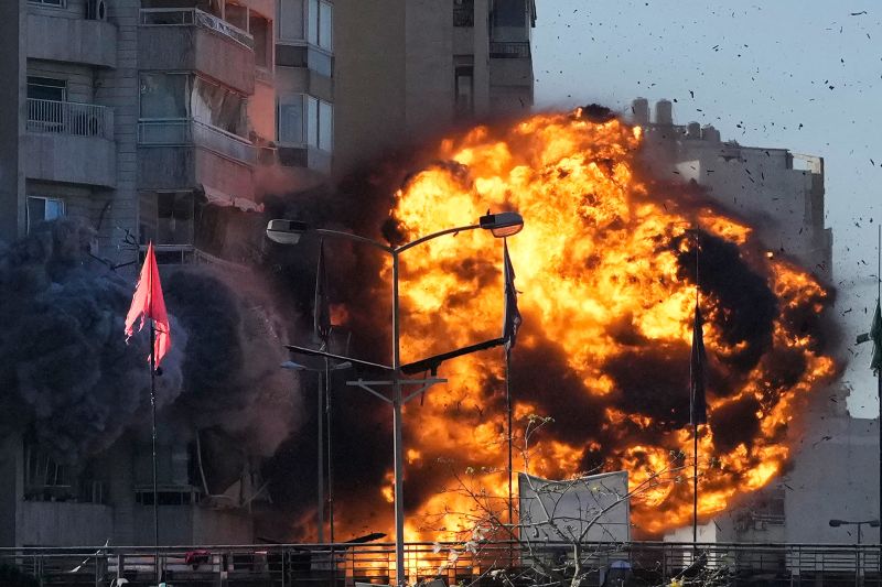 Fotografer AP mengabadikan momen bom menghantam gedung apartemen di Lebanon | berita