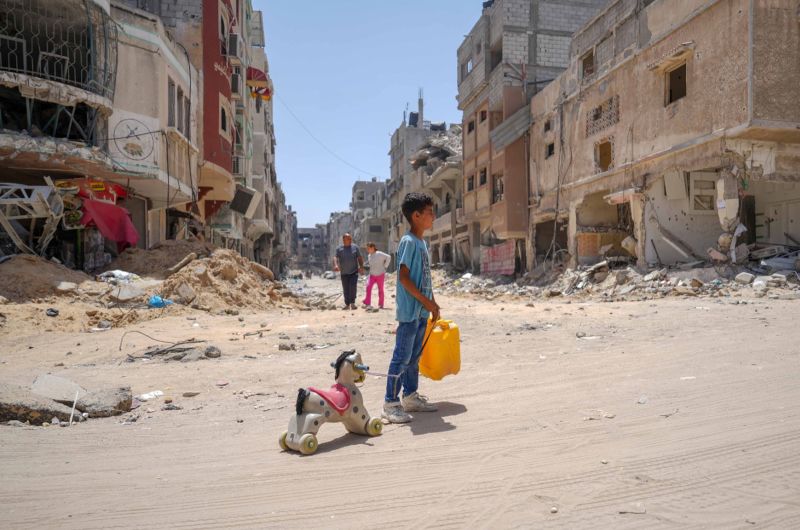 Gaza: Anak-anak minum dari genangan air dan mengarungi kolam limbah, saat Israel menghantam sistem air | berita