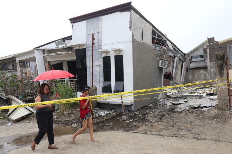 Gempa dahsyat mengguncang Filipina tenggara yang membuat warga panik turun ke jalan | berita