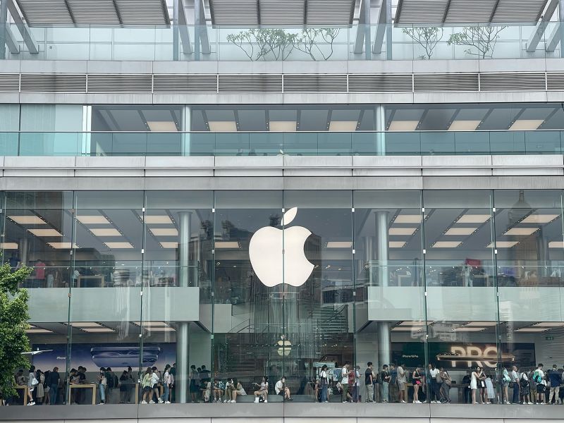 Hong Kong: Mengapa orang Rusia yang memiliki banyak uang berduyun-duyun ke toko Apple di pusat Asia ini | Bisnis berita
