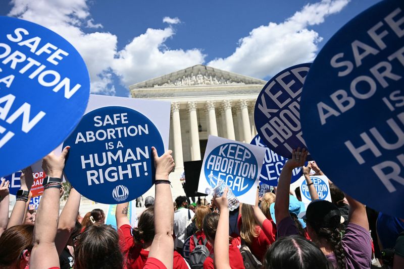 Jajak pendapat menunjukkan bahwa sebagian besar masyarakat Amerika masih menentang keputusan Mahkamah Agung yang membatalkan Roe v. Wade | Politik berita