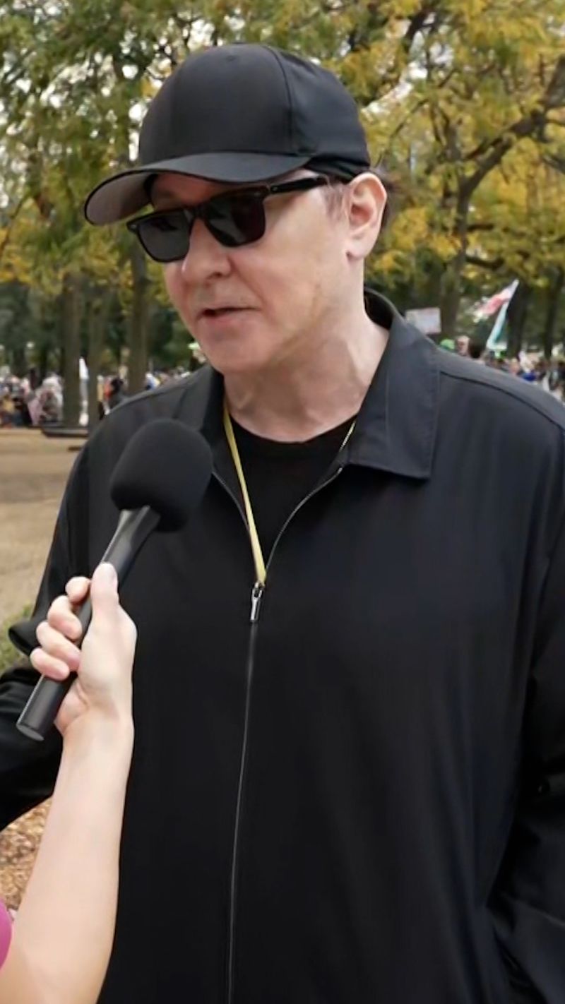 John Cusack mengatakan pesan dari Chicago kepada Trump adalah: �Pergilah ke neraka!� | berita