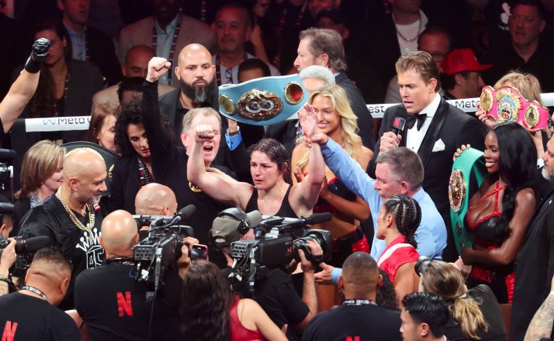Katie Taylor mencemooh saat dia secara kontroversial mengalahkan Amanda Serrano untuk mempertahankan status juara dunia kelas welter ringan yang tak terbantahkan | berita