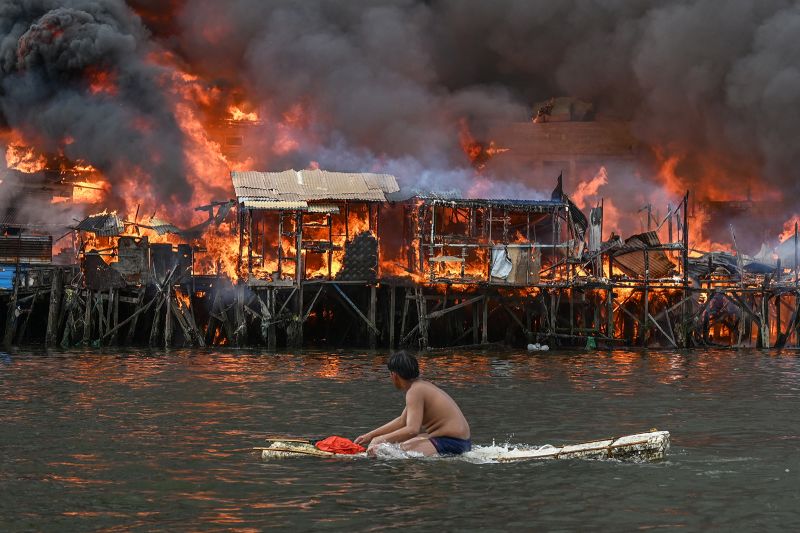 Kebakaran Manila: Inferno menghancurkan ribuan lapak di Pulau Puting Bato | berita