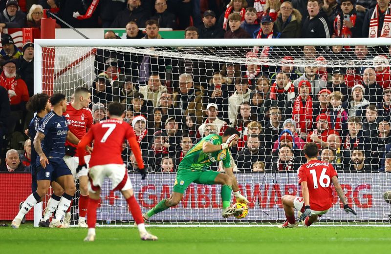 Kiper Aston Villa Emiliano MartÃnez melakukan âpenyelamatan terbaik yang pernah adaâ dalam pertandingan Premier League melawan Nottingham Forest | berita
