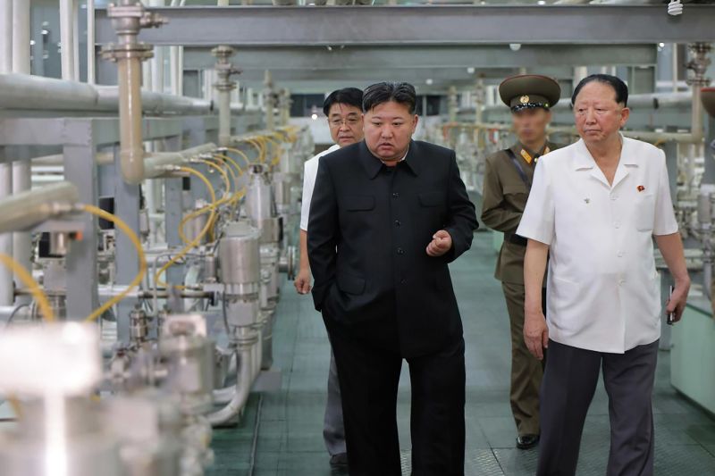 Korea Utara merilis gambar Kim Jong Un mengunjungi situs pengayaan uranium | berita