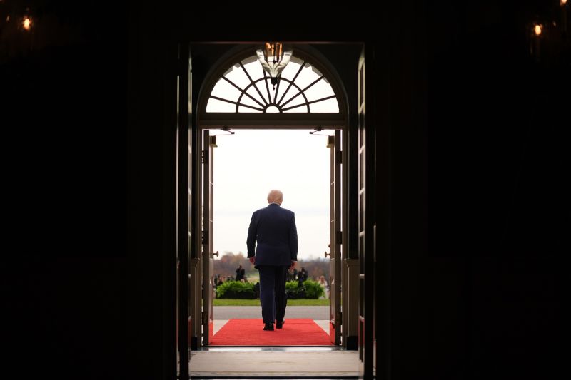 Mengapa Demokrat memperingatkan Trump memberikan perintah ilegal | Politik berita