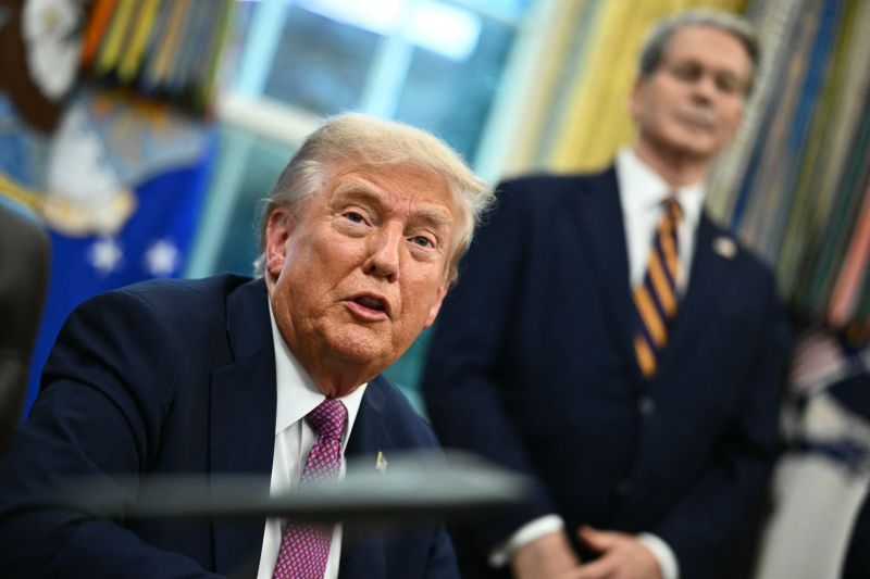 Pembaruan langsung: Trump menghadiri final terbuka AS saat ia menandakan kesiapan untuk sanksi fase kedua terhadap Rusia | Politik berita
