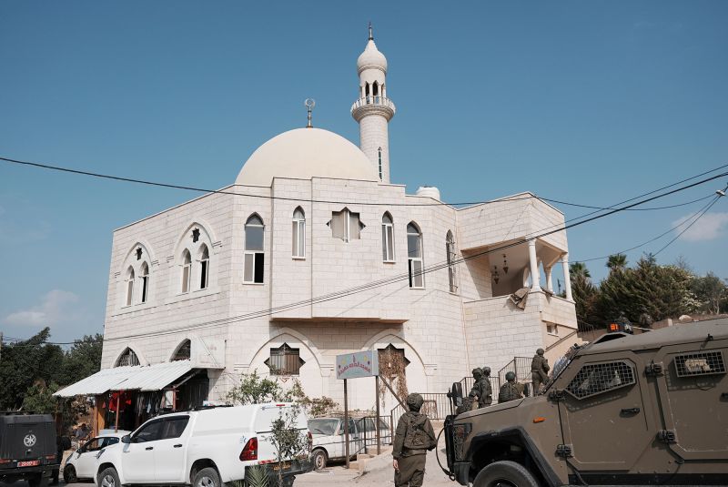 Pemukim Israel membakar masjid dan menyemprotkan grafiti dalam serangan terbaru di Tepi Barat | berita