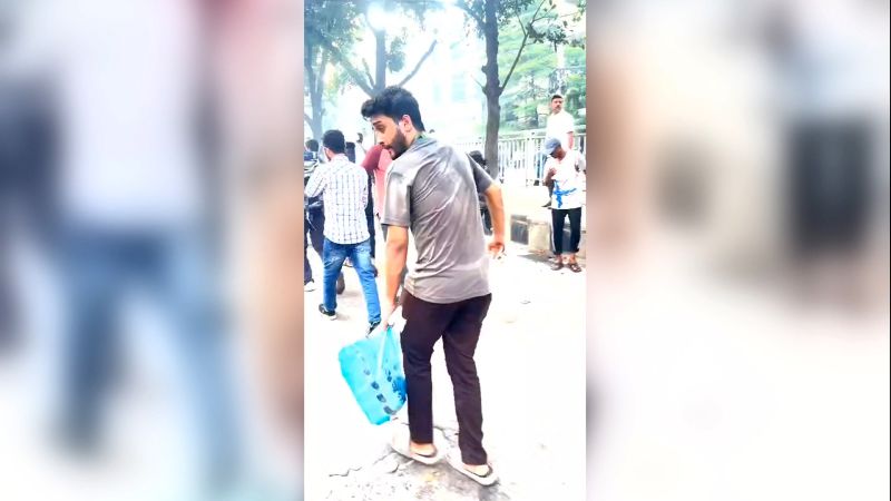 Protes kuota Bangladesh: Mugdho membagikan botol air - dia meninggal beberapa menit kemudian | berita
