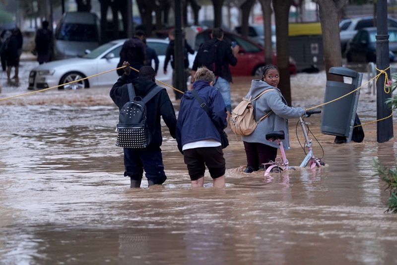 Puluhan orang tewas di tenggara Spanyol, saat banjir bandang menyapu tembok dan mobil | berita
