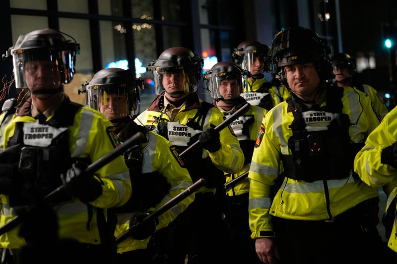 Ratusan petugas imigrasi menuju ke Minneapolis saat ketegangan berkobar di tengah protes | berita