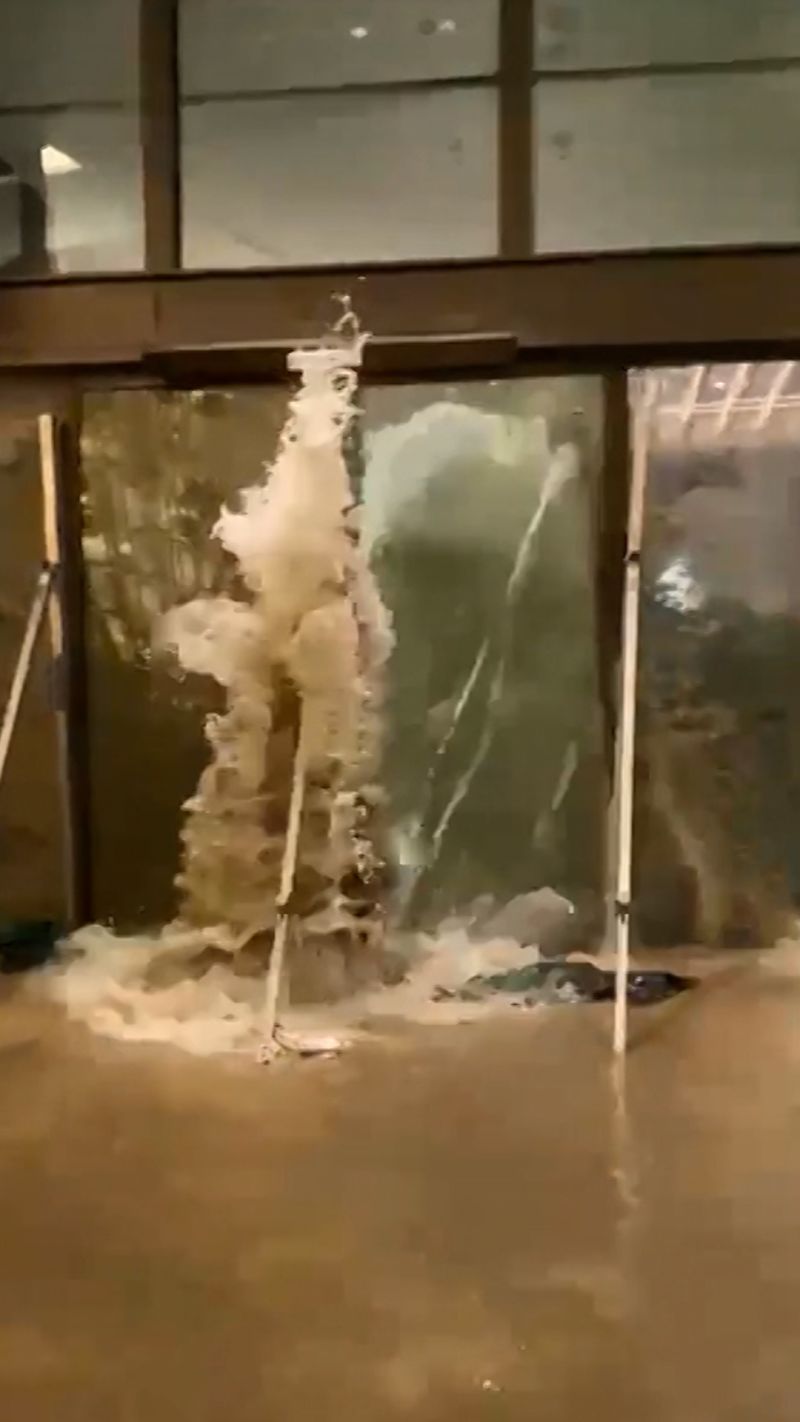 Rush of Water Blasts Melalui Jendela Hotel Hong Kong | berita