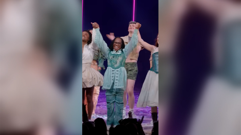 Saksikan: Hakim Ketanji Brown Jackson membuat debut Broadway di â& Julietâ | Politik berita